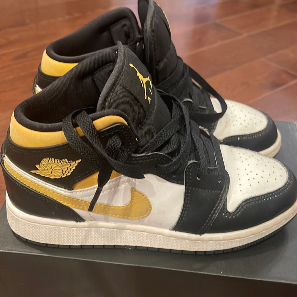 AIR JORDAN 1 MID “POLLEN/BLACK/WHITE" GS - Kids Size 3.5